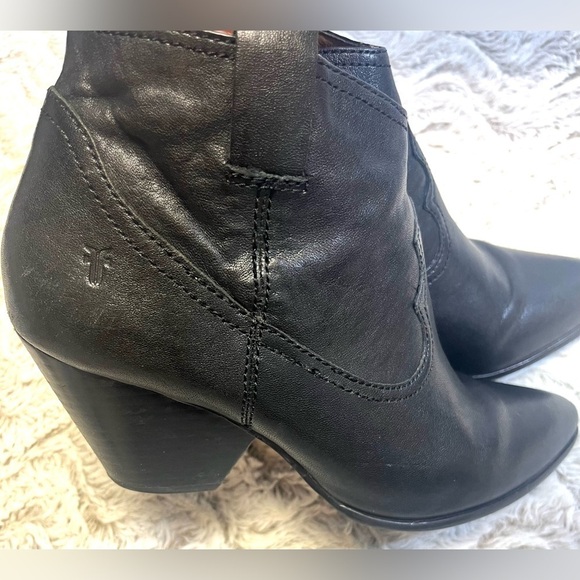 Frye Reina Western Black Leather Ankle Boots With Almond Pointed Toe 
Size 9.5 - Picture 6 of 11